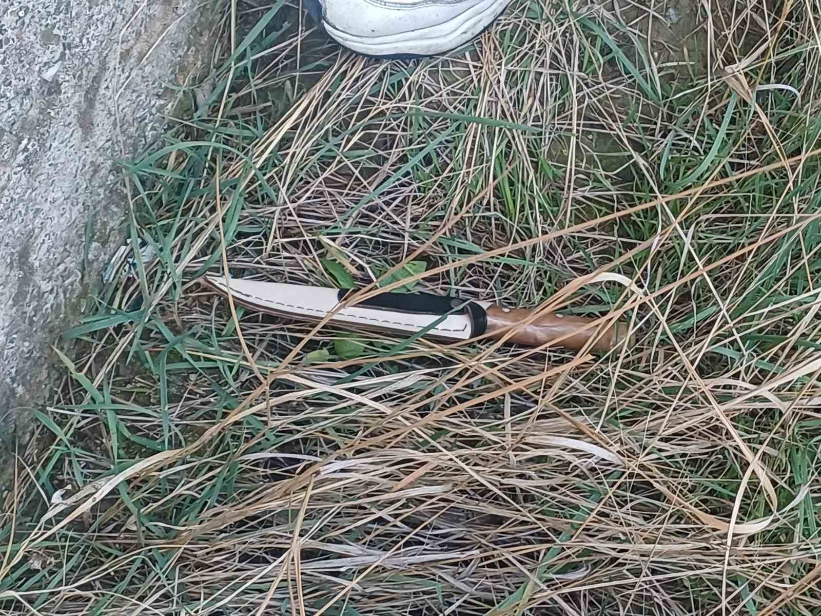 Arkadaşıyla şakalaşırken bıçağın üzerine düşen genç yaralandı