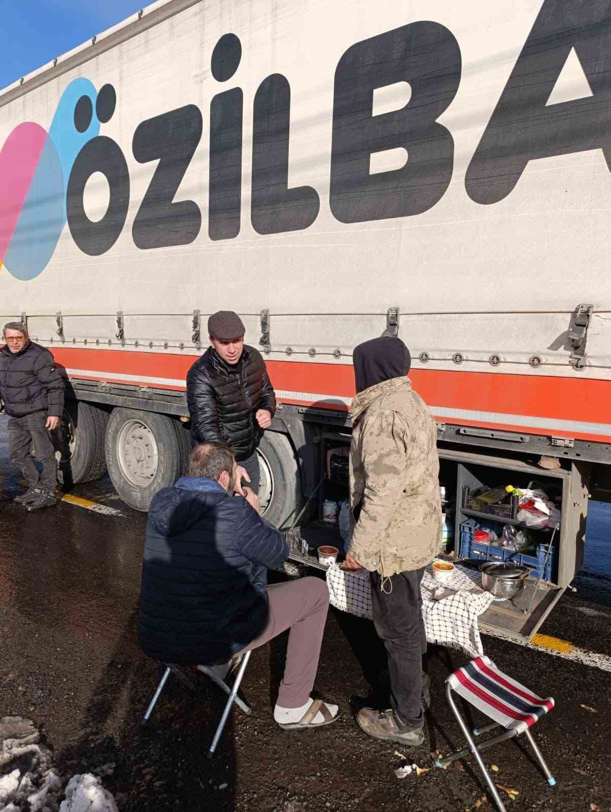 Posof Belediyesi’nden yolda kalan tır şoförlerine sıcak çorba