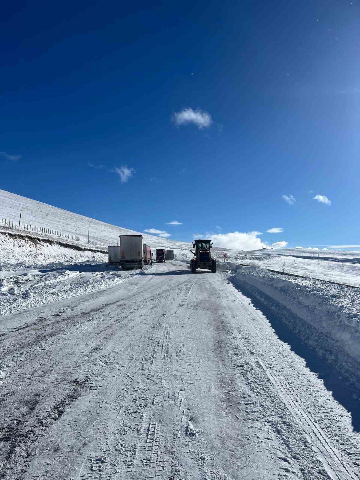 Posof Belediyesi’nden yolda kalan tır şoförlerine sıcak çorba