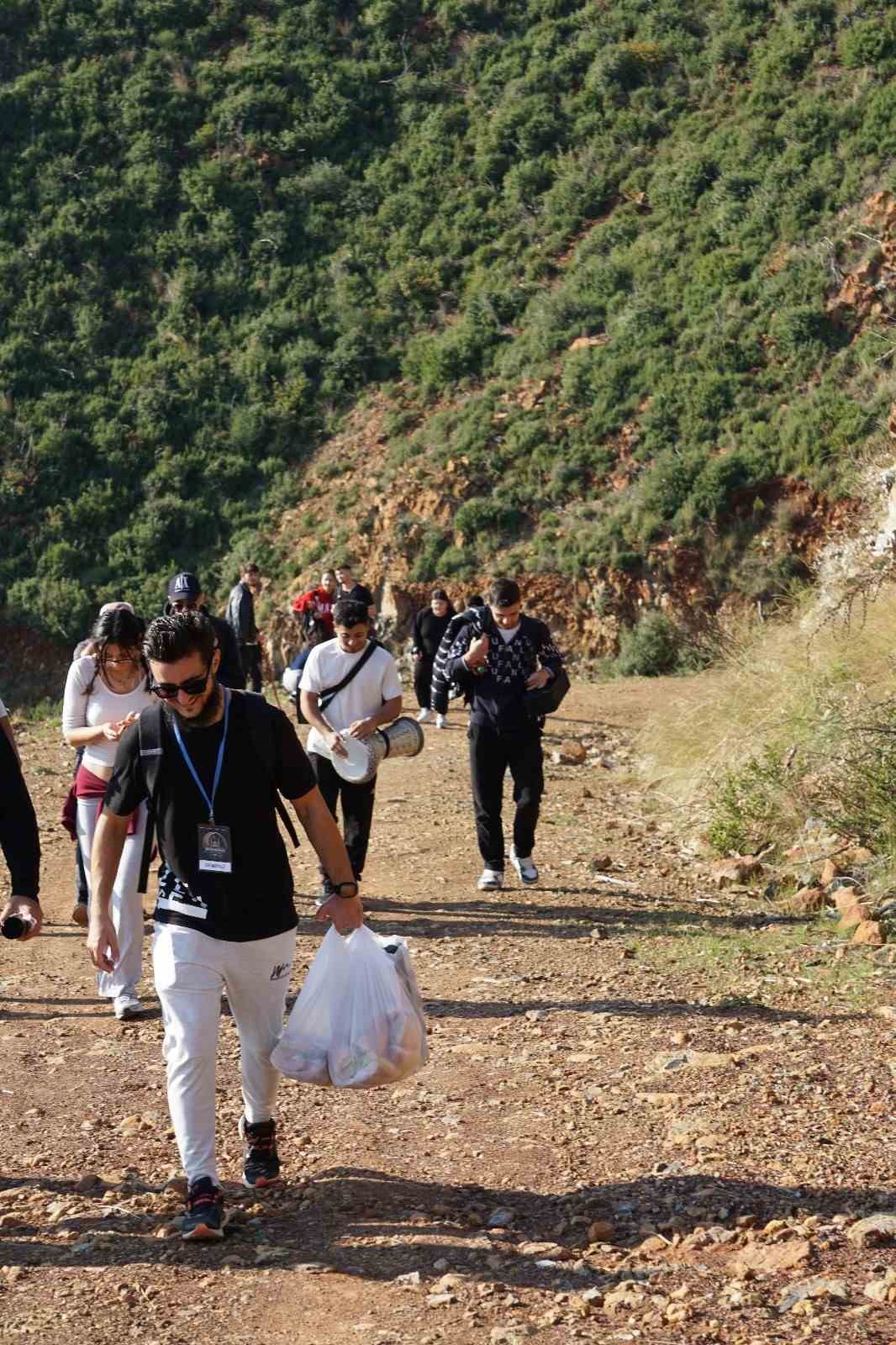 KYK’lı öğrencilerden ve derneklerden yangın sonrası Marmaris’e can suyu