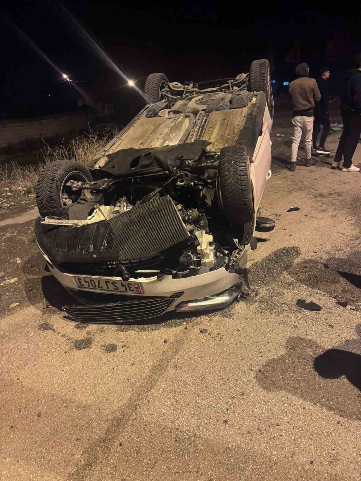 Ağrı’da kazada kaldırıma çarpan araç takla attı: 2 yaralı