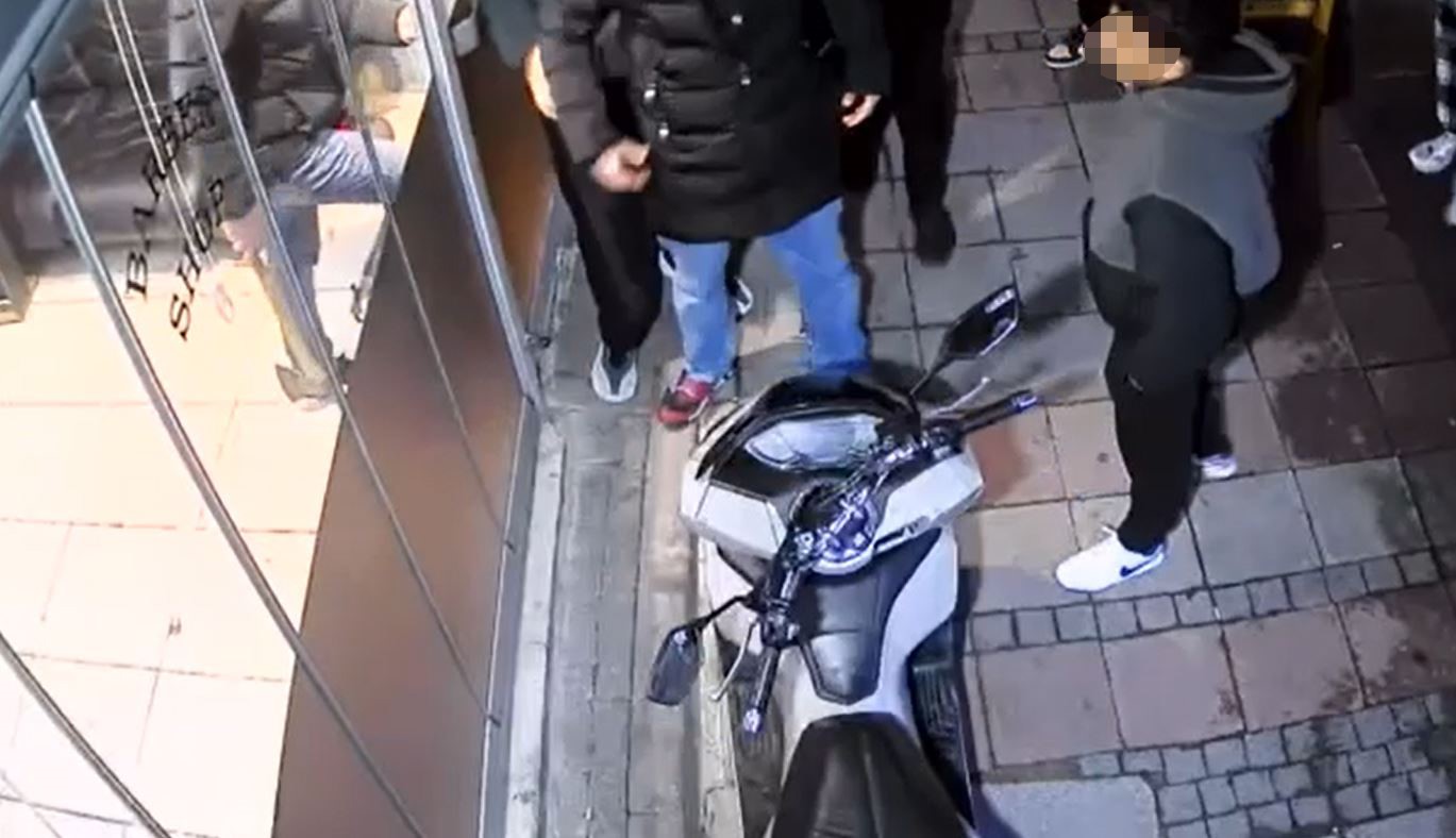 Kuaför dükkanına baltalı saldırı kamerada