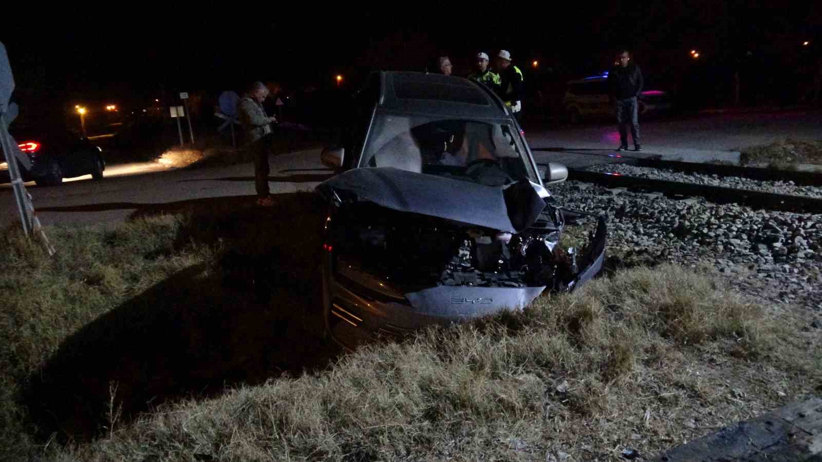Malatya’da yük treni hemzemin geçitte otomobile çarptı: 5 yaralı