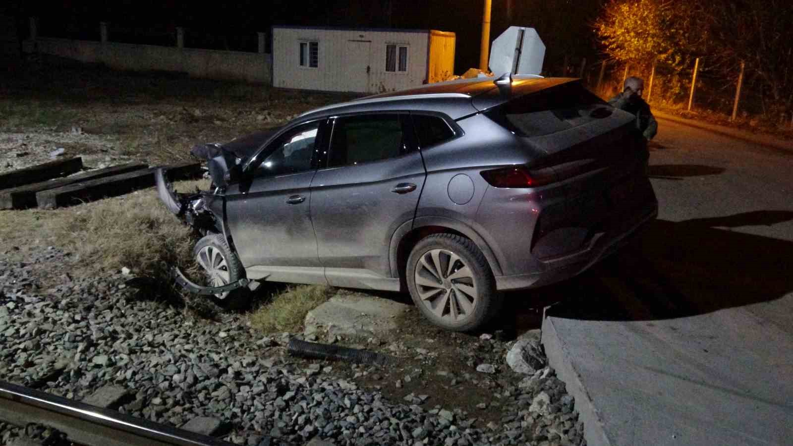 Malatya&rsquo;da y&uuml;k treni hemzemin ge&ccedil;itte otomobile &ccedil;arptı: 5 yaralı
