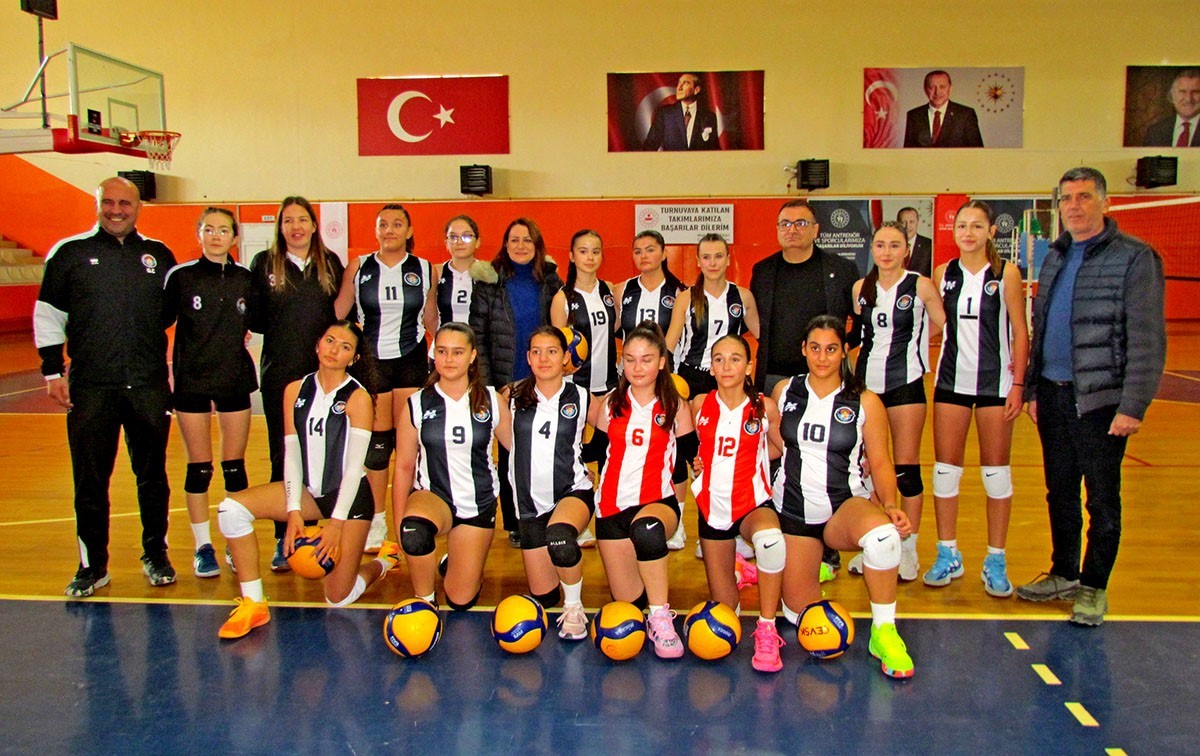 Çeşme Belediyespor Küçük Kız Voleybol Takımı şampiyonluğunu ilan etti