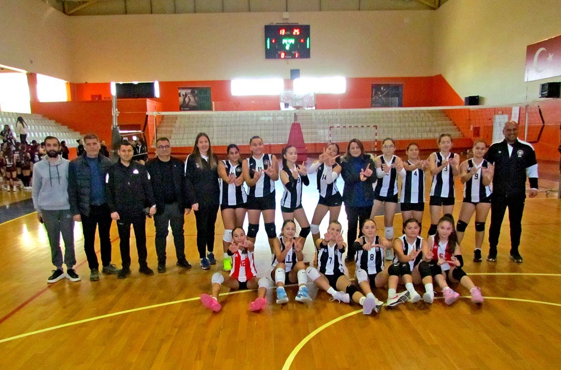 &Ccedil;eşme Belediyespor K&uuml;&ccedil;&uuml;k Kız Voleybol Takımı şampiyonluğunu ilan etti
