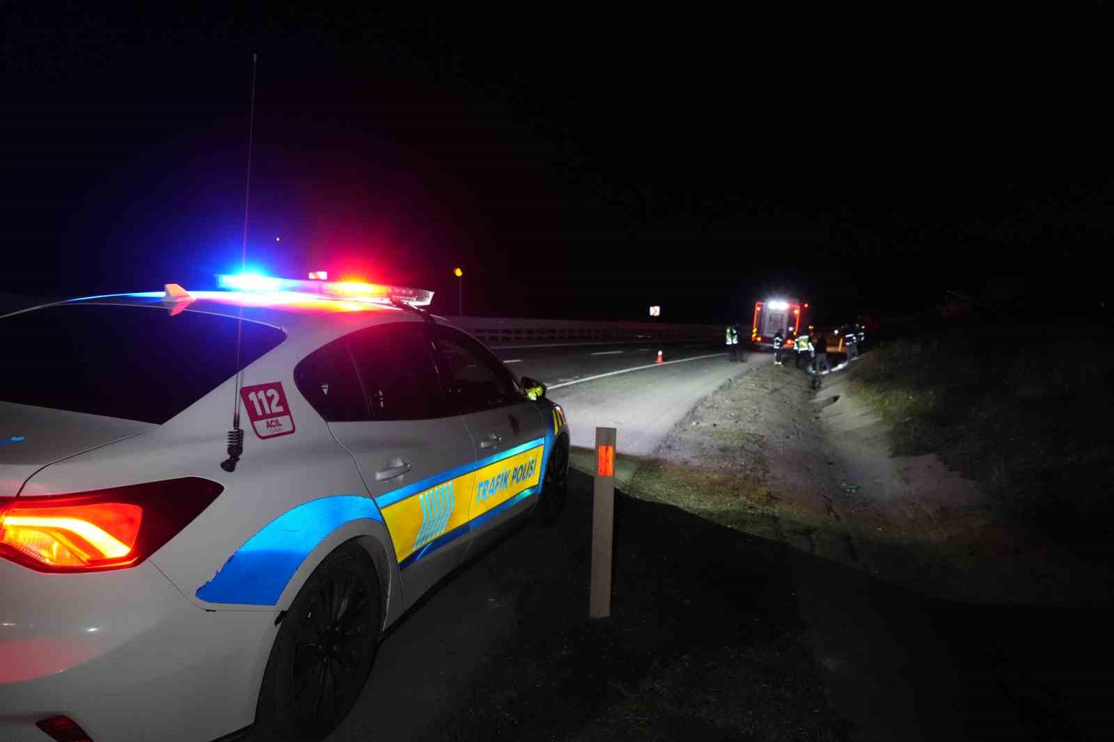 Takla atan otomobil hurdaya d&ouml;nd&uuml;: Aynı aileden 3 kişi yaralandı
