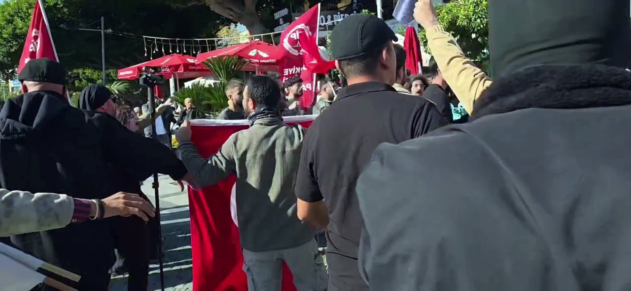 Antalya’da muhalif görüşlü gruplar arasında tartışma