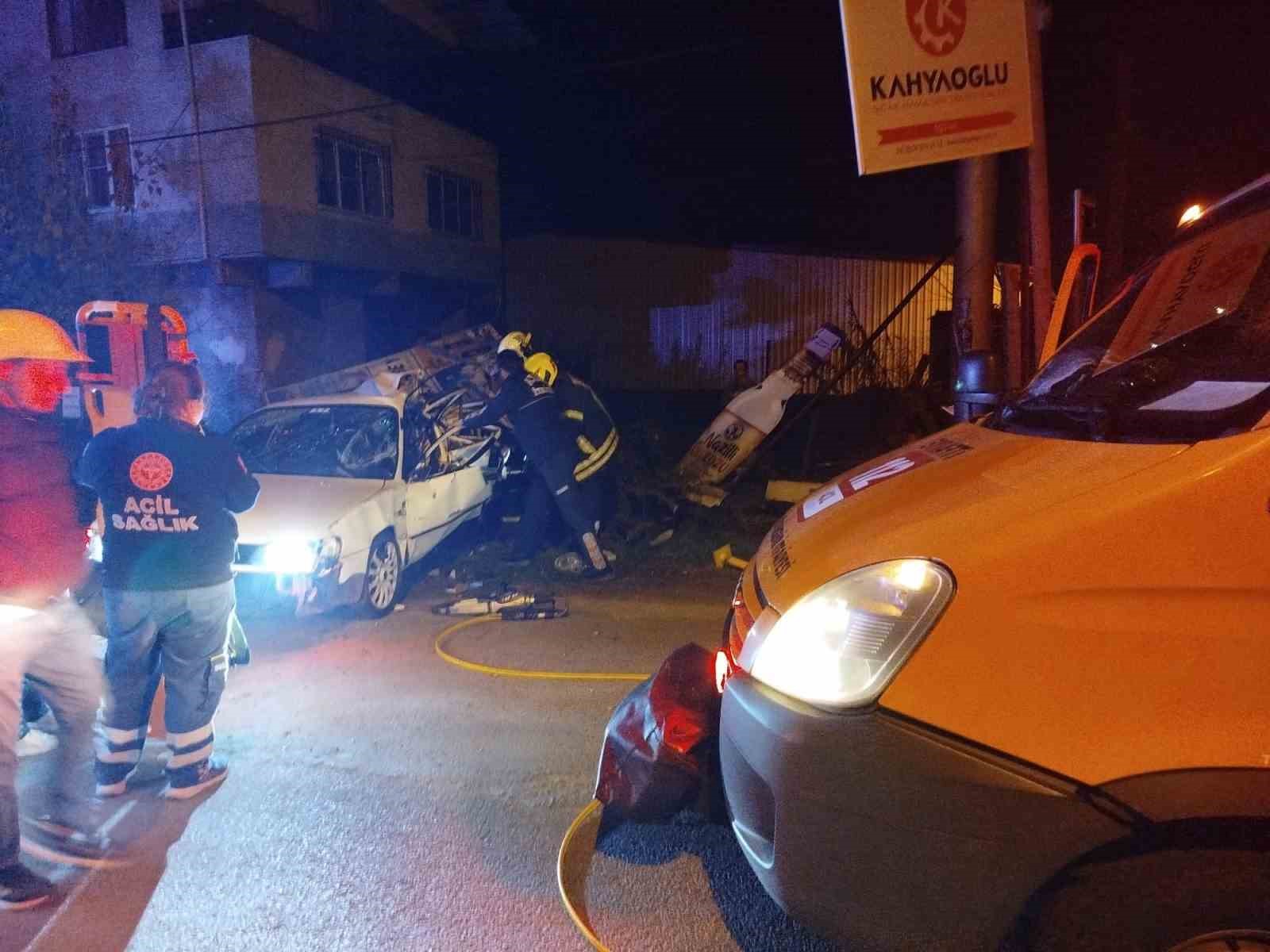 Araçta sıkışan sürücüyü itfaiye ekipleri kurtardı