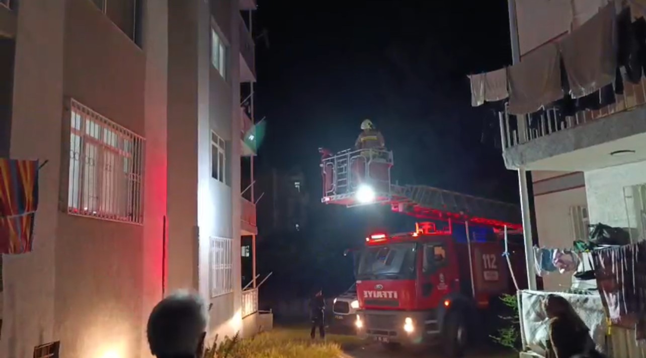 Balkondan düşerek yaralanan yaşlı adam operasyonla kurtarıldı