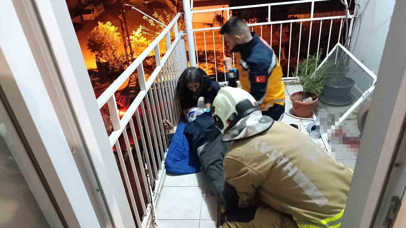 Balkondan d&uuml;şerek yaralanan yaşlı adam operasyonla kurtarıldı
