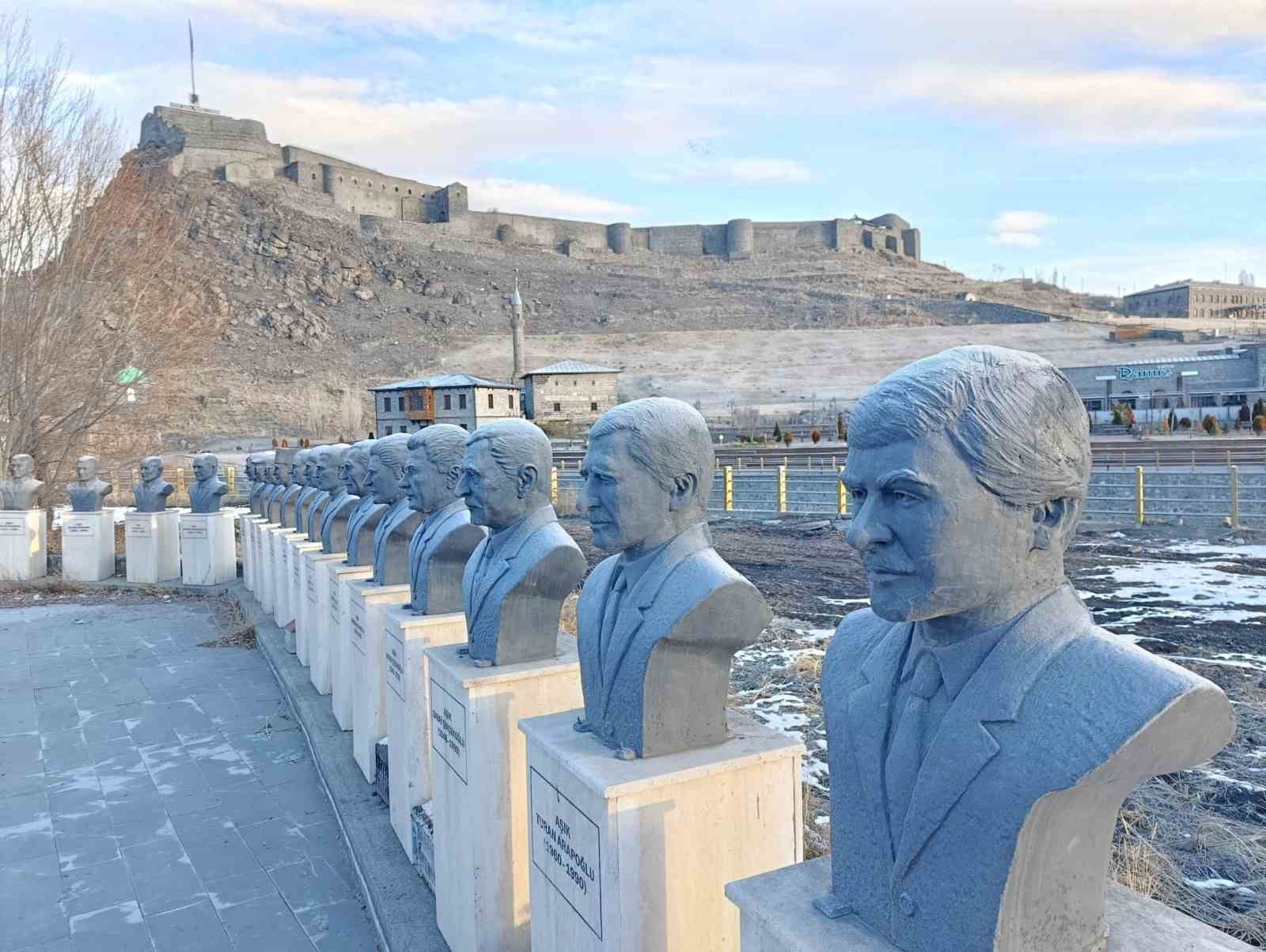 Kars eksi 15’i gördü: Kars Çayı 1 günde dondu