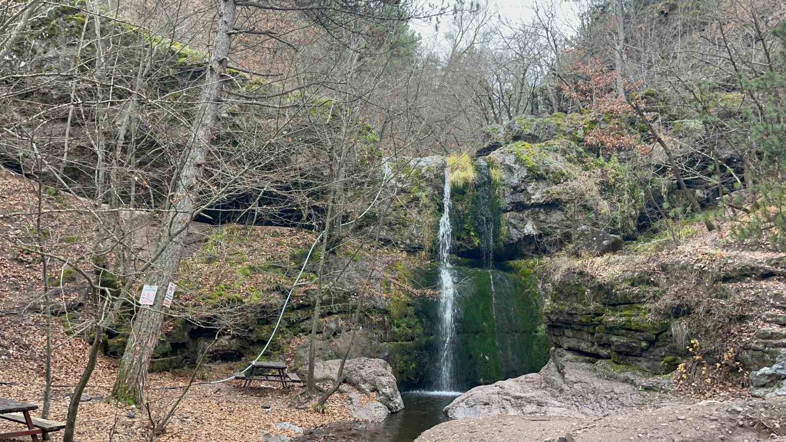 Beşikderesi Şelalesi’nde kış manzarası