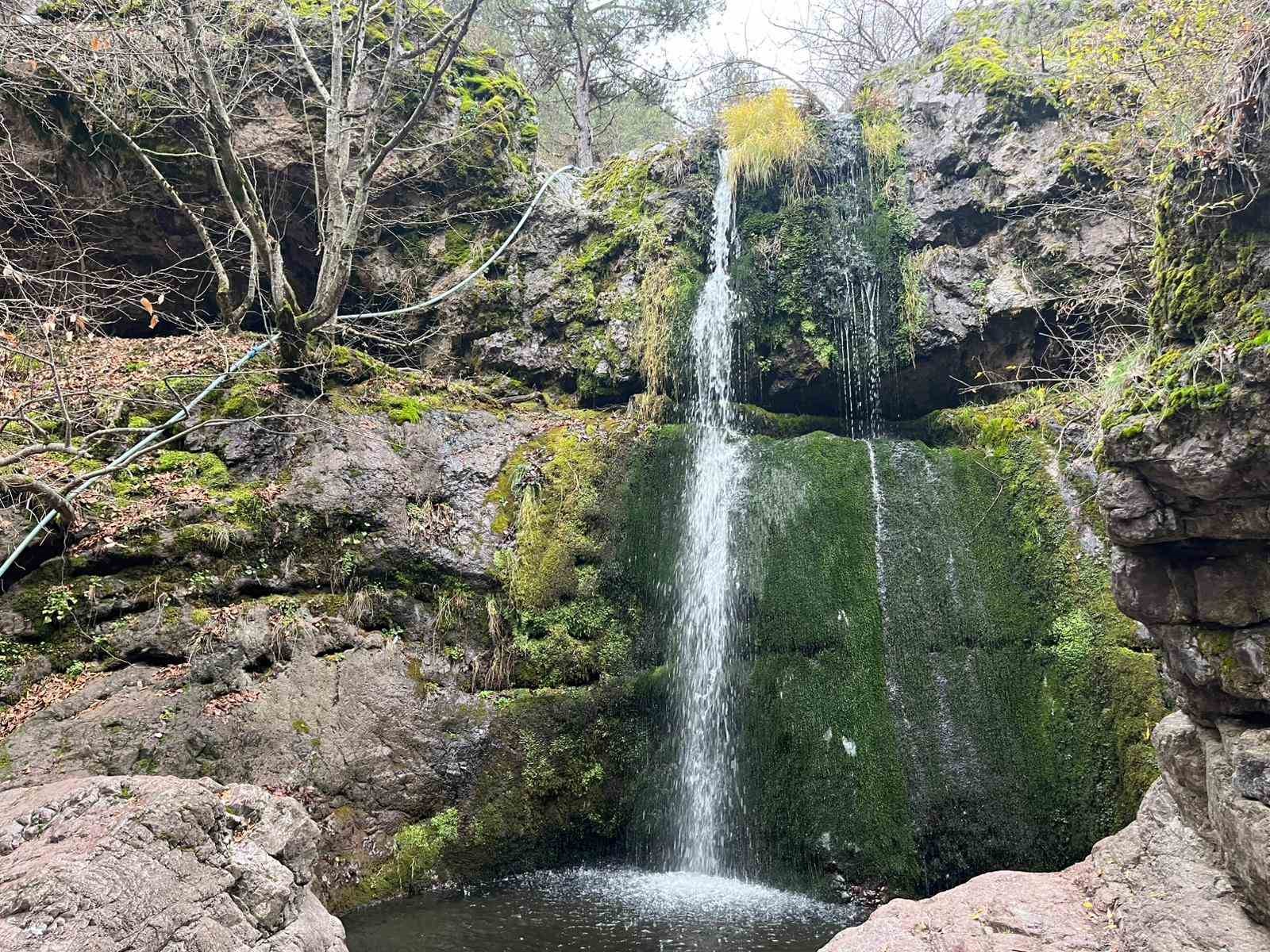 Beşikderesi Şelalesi&rsquo;nde kış manzarası
