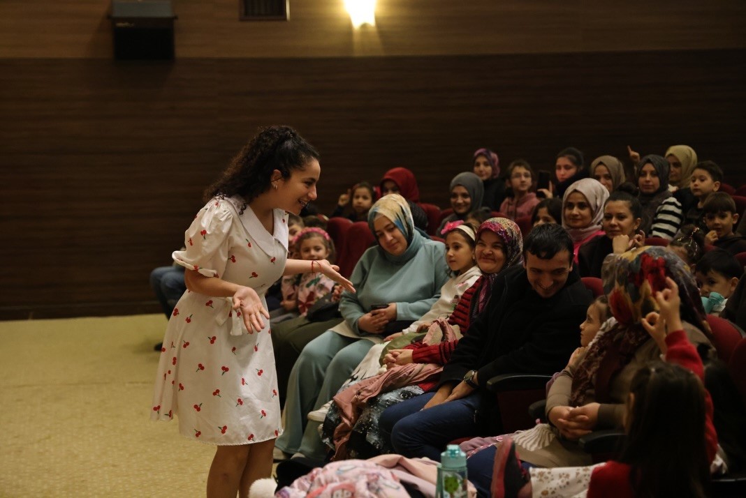 Kütahya’da ’Ecem ile Çilek Vantrolog Gösterisi’ne çocuklardan ilgi