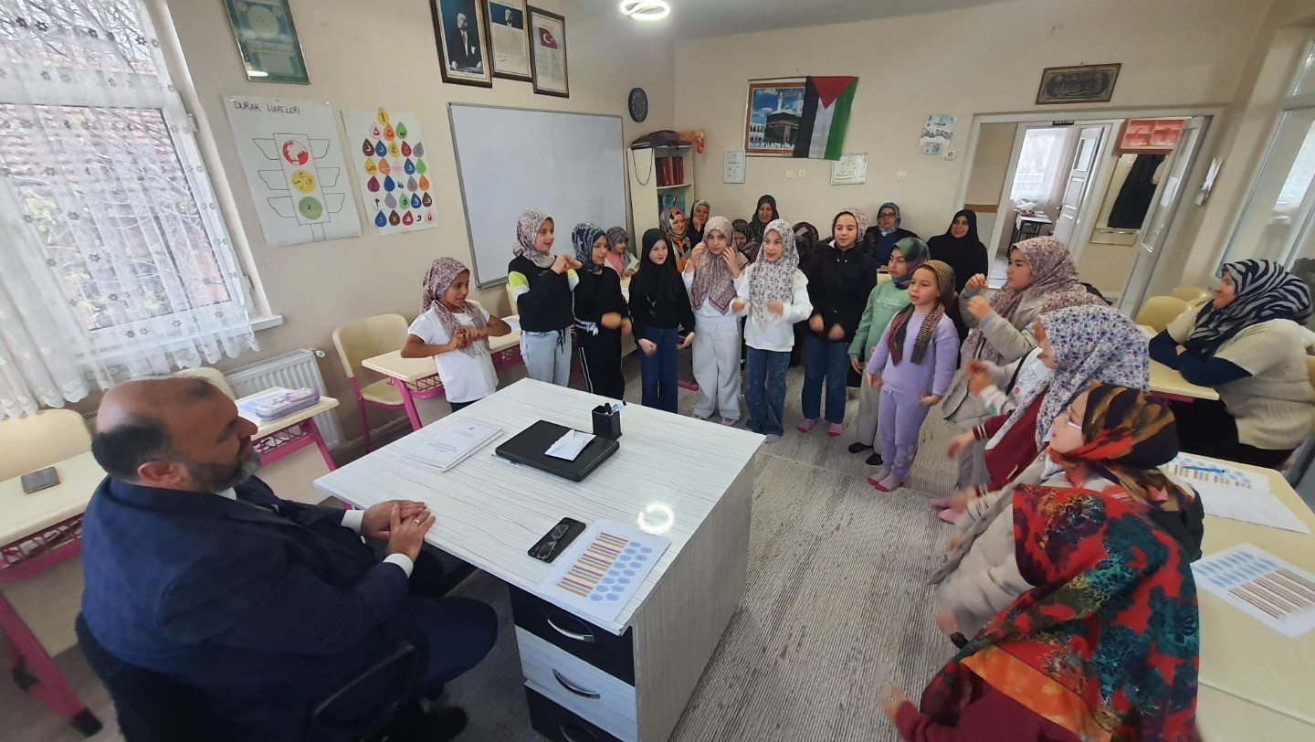 Kütahya’da Kur’an Kursu öğrencilerinden Filistin’e anlamlı bağış