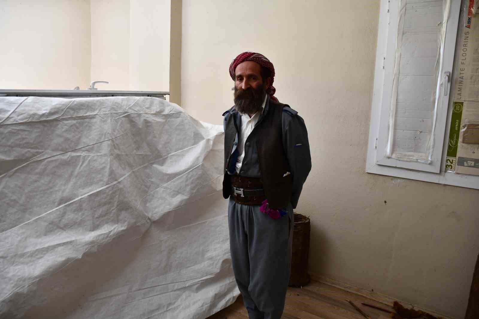 Misafir odasını bal arılarına ayırdı