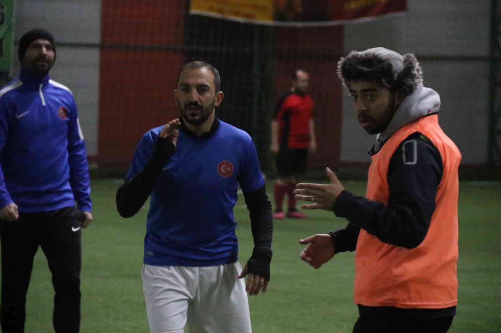 Bu maçta pas işaret dili ile isteniyor, ‘gol’ sesi çıkmıyor