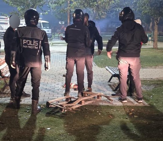 Parklarda, sokaklarda uyuşturucu i&ccedil;en 12 kişi su&ccedil;&uuml;st&uuml; yakalandı
