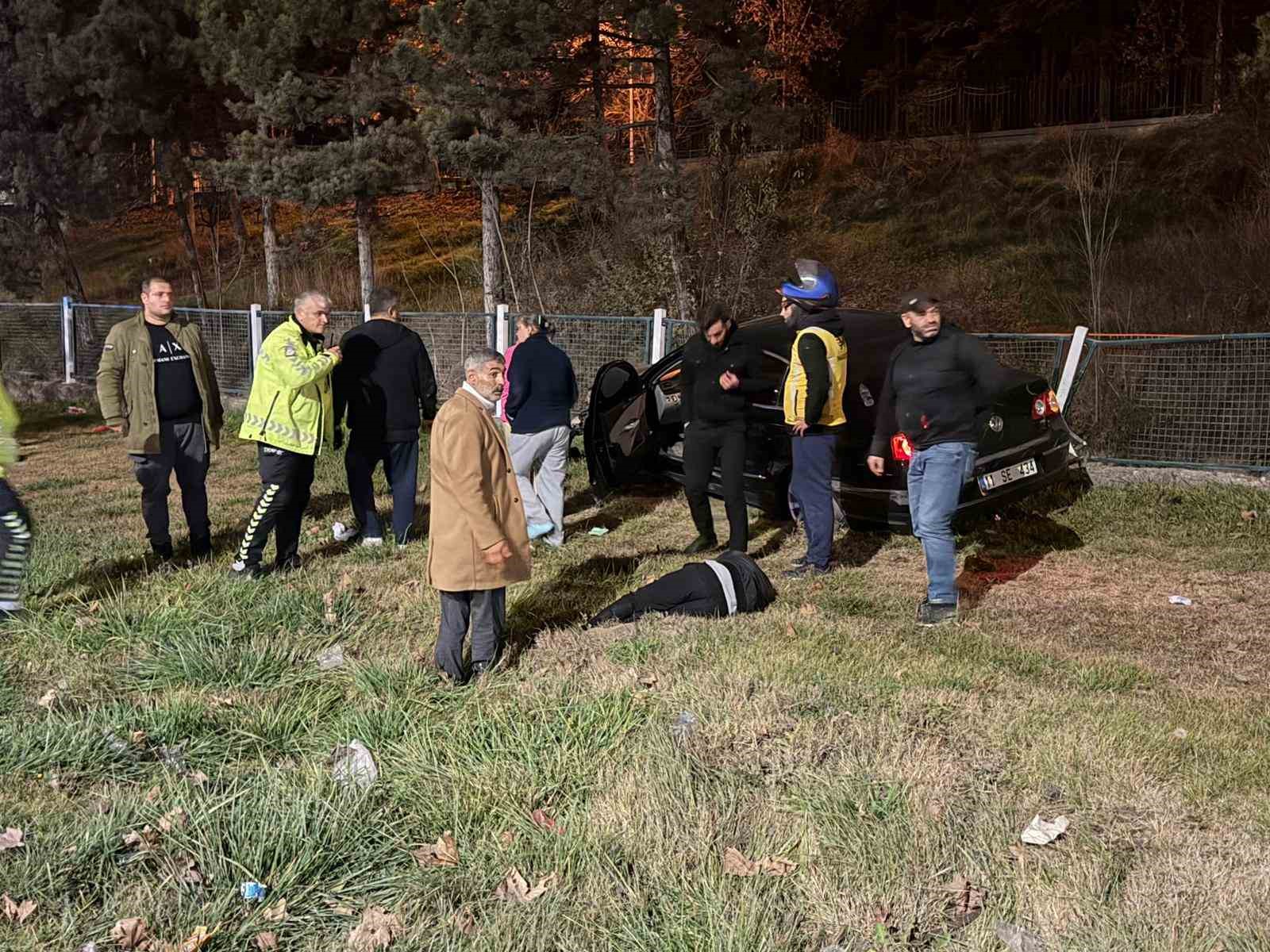 Yoldan çıkan araç su kanalının korkuluklarına çarptı