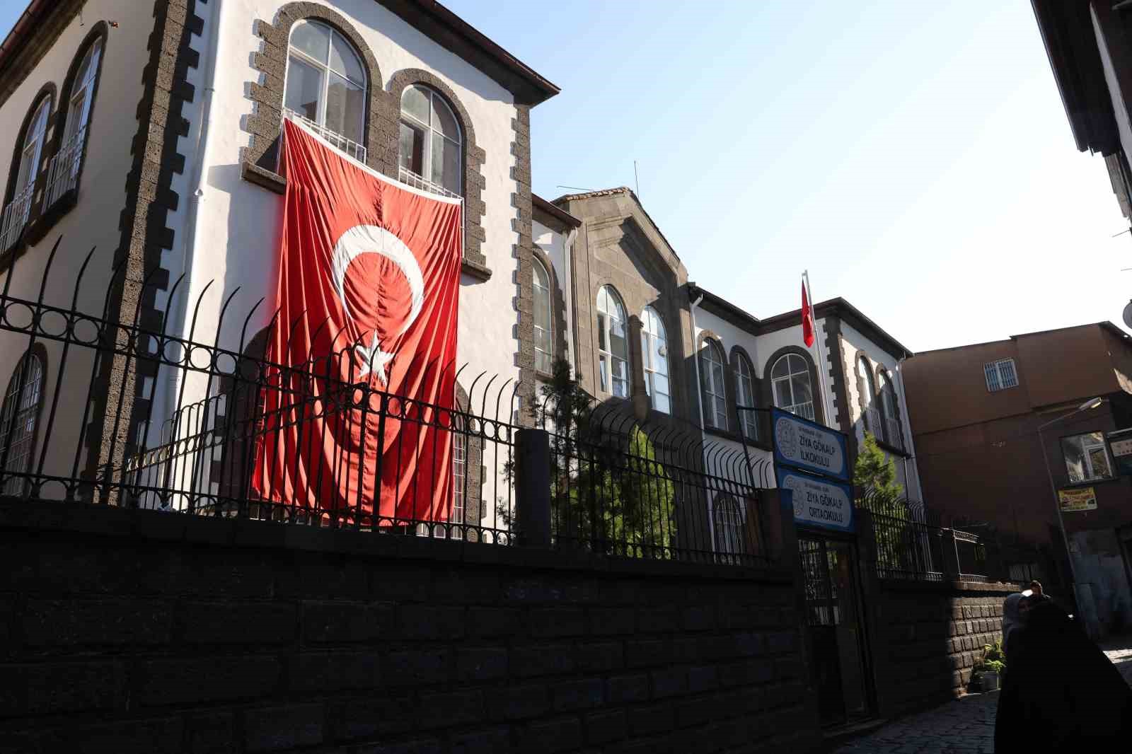 Diyarbakır’da 115 yıllık eğitim yuvasının ihtişamlı kapısı, 1 asırdır aralıksız öğrencilere açılıyor