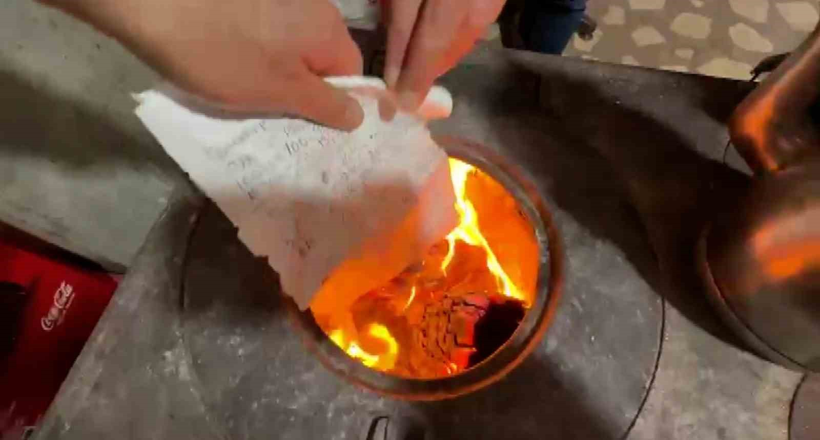 Zara’da ihtiyaç sahiplerinin veresiye borcu kapatıldı, defter sobada yakıldı