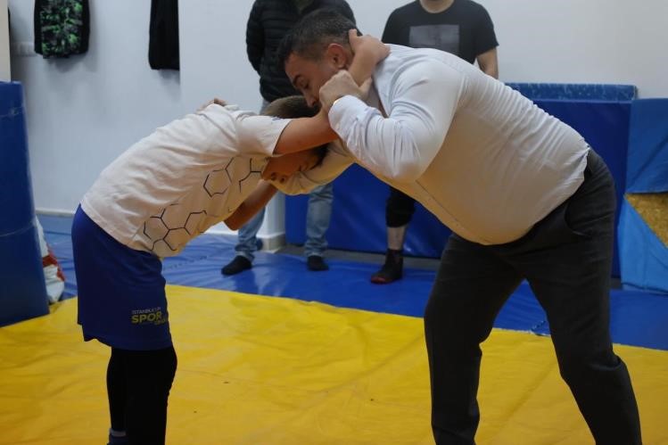 İl Müdürü Demir, güreşçilerle mindere çıktı