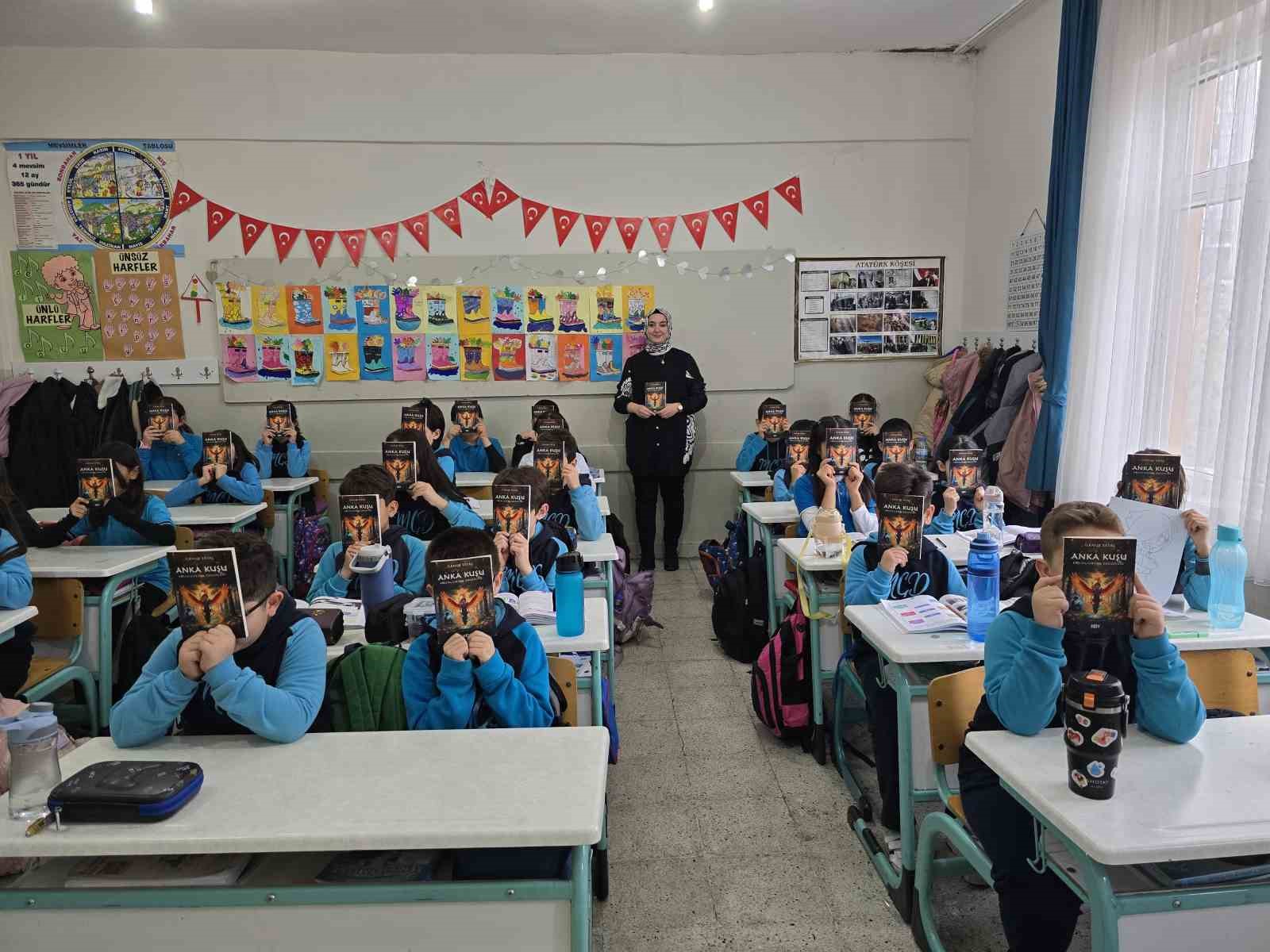 Ekran bağımlılığı haberinin etkisinde kaldı, kitap yazarak öğrencilerine yol gösterdi