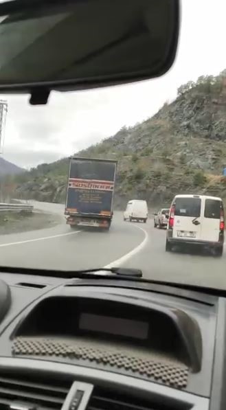 Artvin’de virajda 5 aracı sollayan tır şoförü faciaya davetiye çıkardı