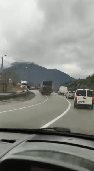 Artvin’de virajda 5 aracı sollayan tır şoförü faciaya davetiye çıkardı