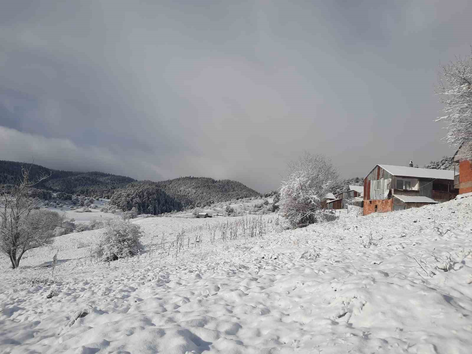 Abant ve çevresindeki yaylalar beyaza büründü