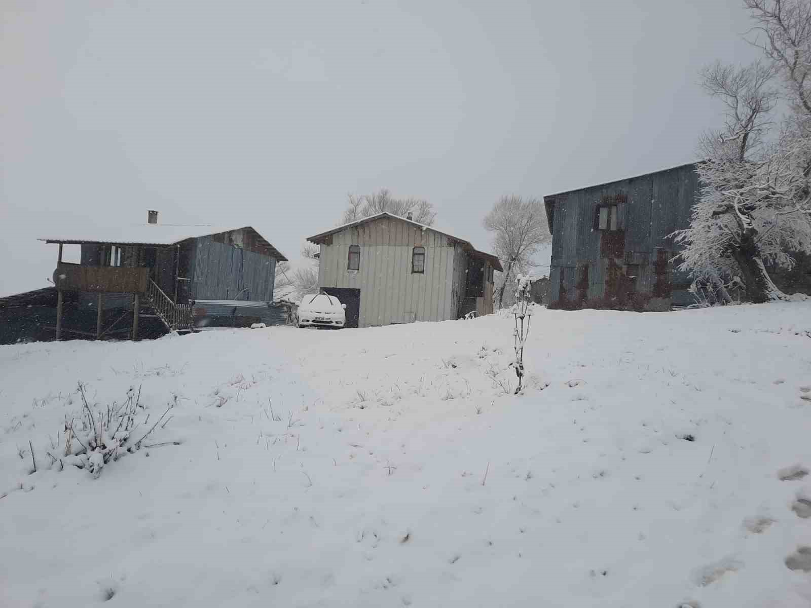 Abant ve çevresindeki yaylalar beyaza büründü