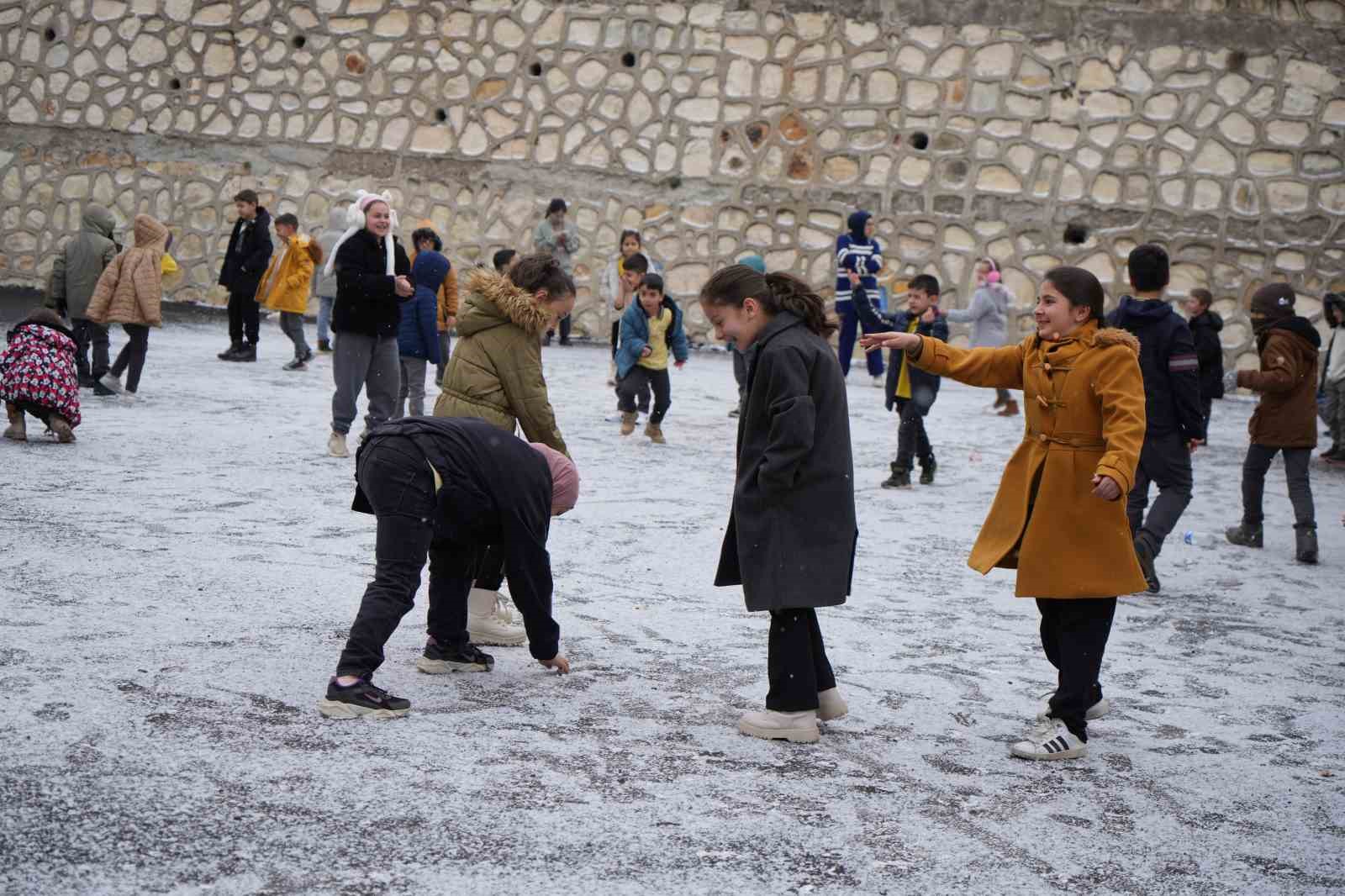 Bayburt’ta mevsimin ilk karı düştü: Öğrenciler bahçeye koştu