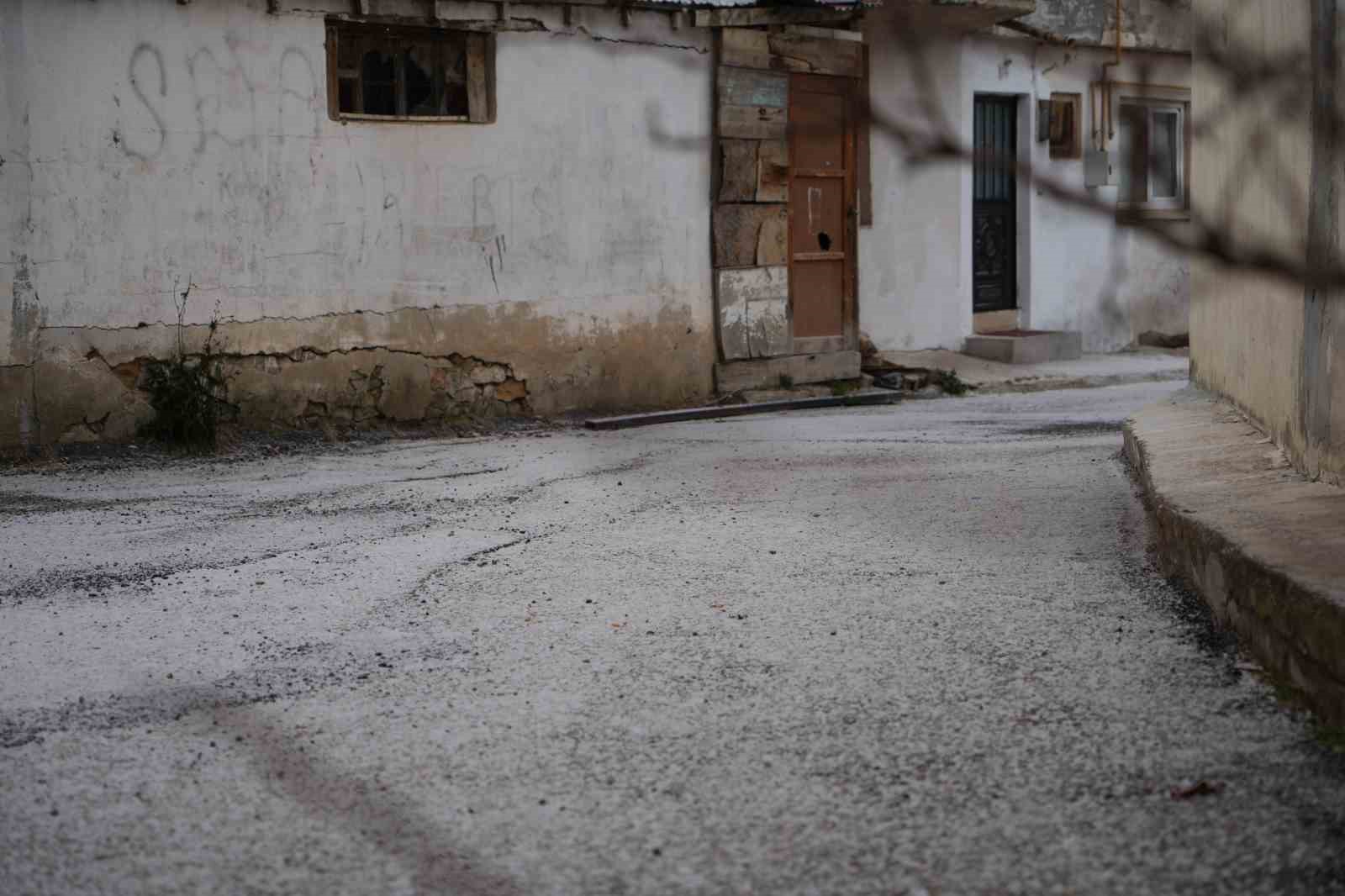 Bayburt’ta mevsimin ilk karı düştü: Öğrenciler bahçeye koştu