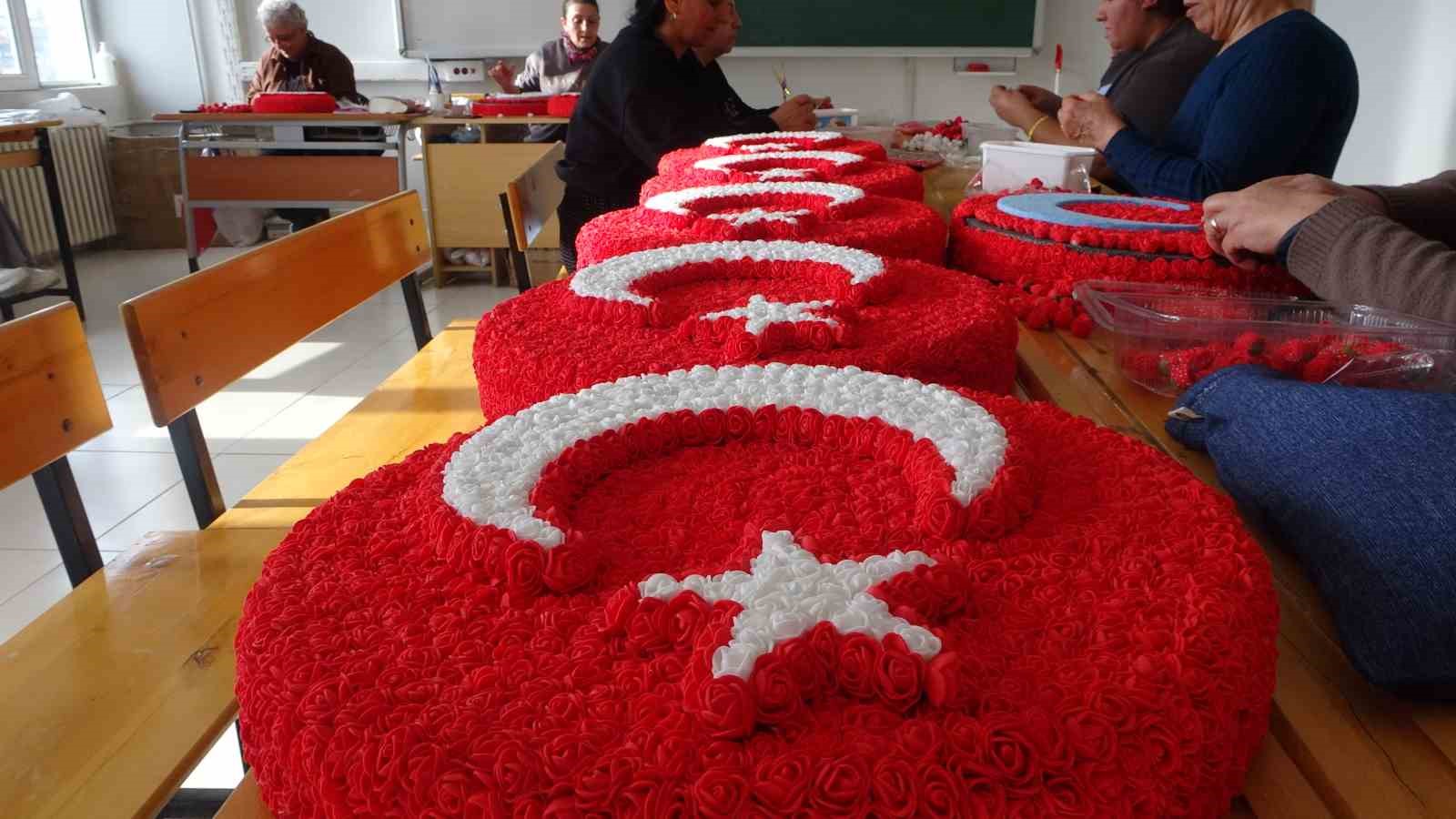 Hozat’ta 16 kadın, yapay çiçeklerle Türk Bayrağı üretiyor