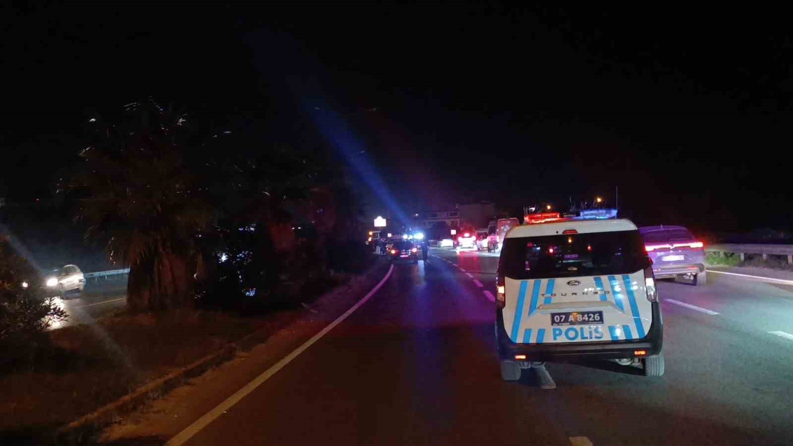 Ağıldan kaçan inek, araçların çarpması sonucu telef oldu