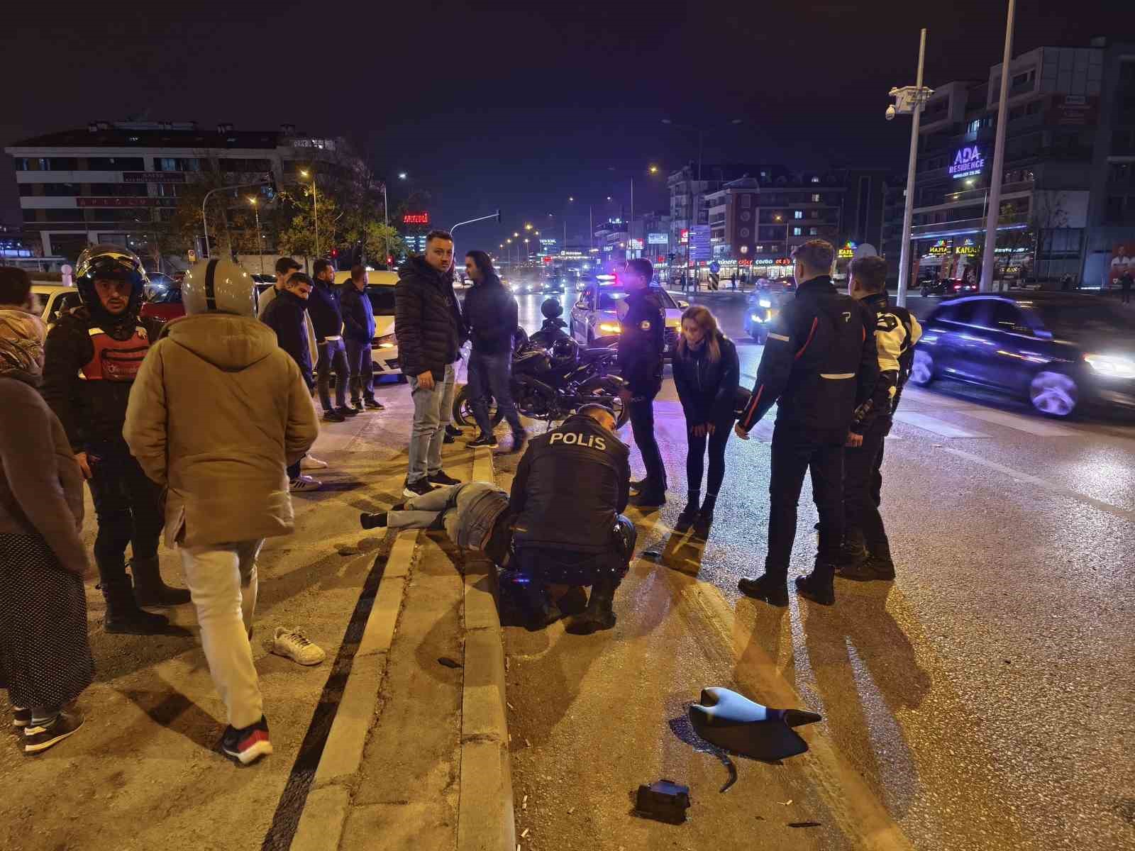 Direksiyon kontrolüne kaybeden motosiklet sürücüsü yön tabelasına çarptı; 2 yaralı