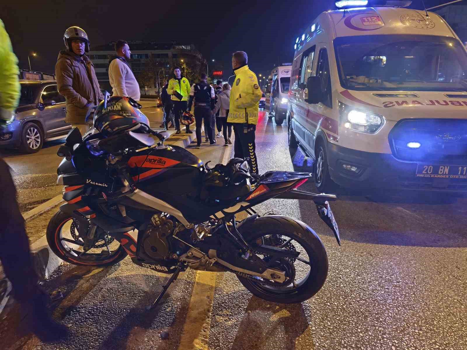 Direksiyon kontrolüne kaybeden motosiklet sürücüsü yön tabelasına çarptı; 2 yaralı