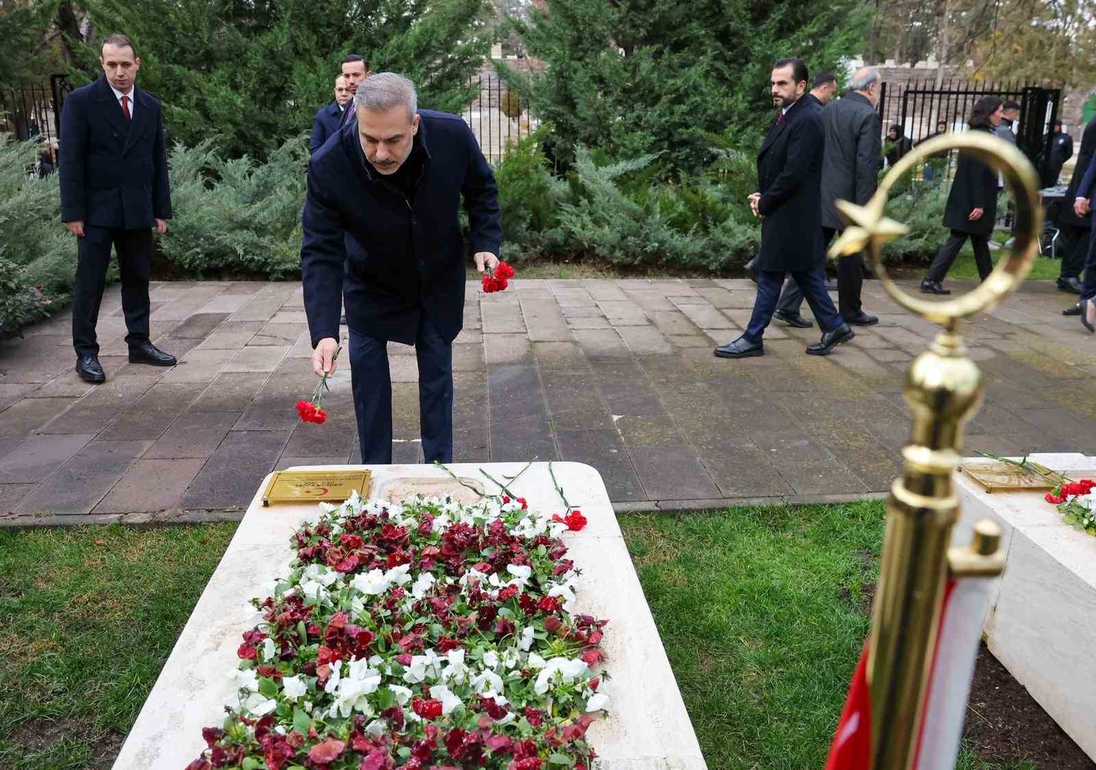 Bakan Fidan, 16.Büyükelçiler Konferansı öncesi Dışişleri Şehitliği’ni ziyaret etti