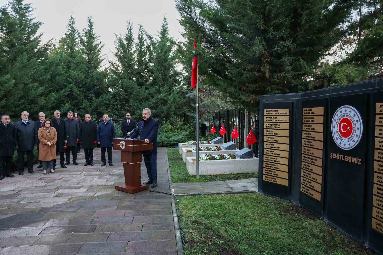 Bakan Fidan, 16.Büyükelçiler Konferansı öncesi Dışişleri Şehitliği’ni ziyaret etti