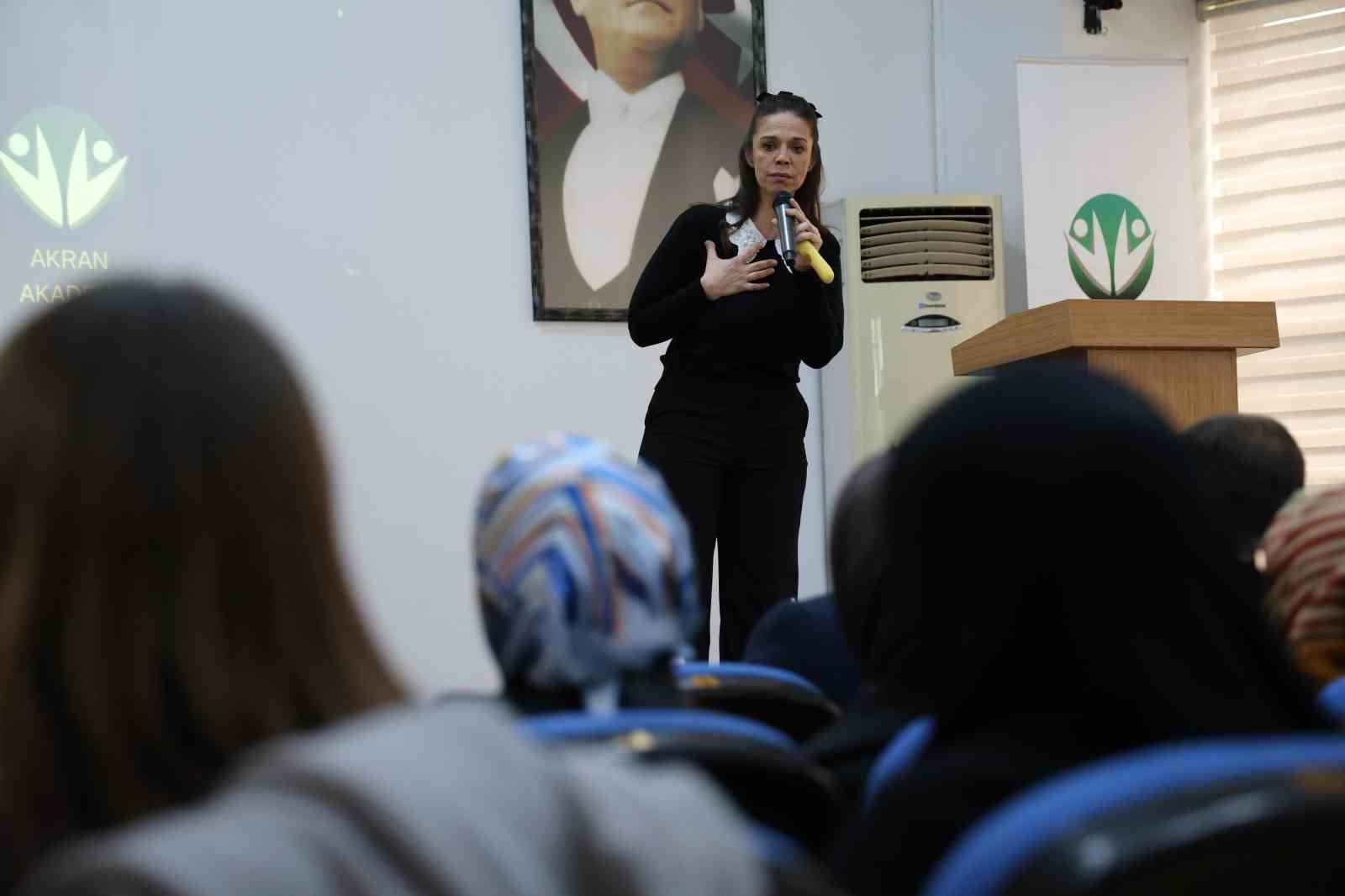 Otizmli yazar ebeveynlerle buluşarak otizmi anlattı