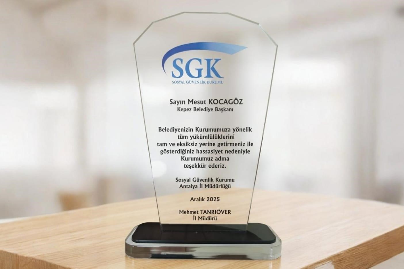 Kepez Belediyesi’ne SGK’dan teşekkür plaketi