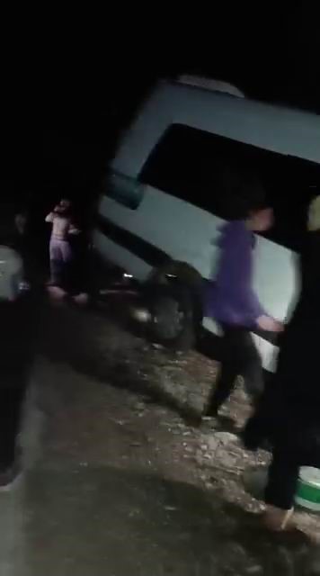 Yolcu minibüsü şarampolde asılı kaldı, faciadan dönüldü