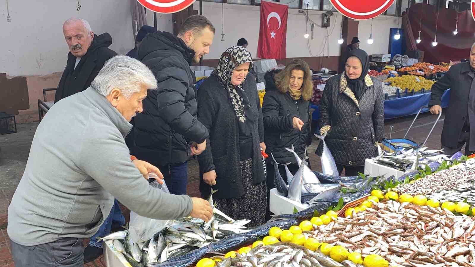 Bolu’da fırtına balık tezgahlarını vurdu
