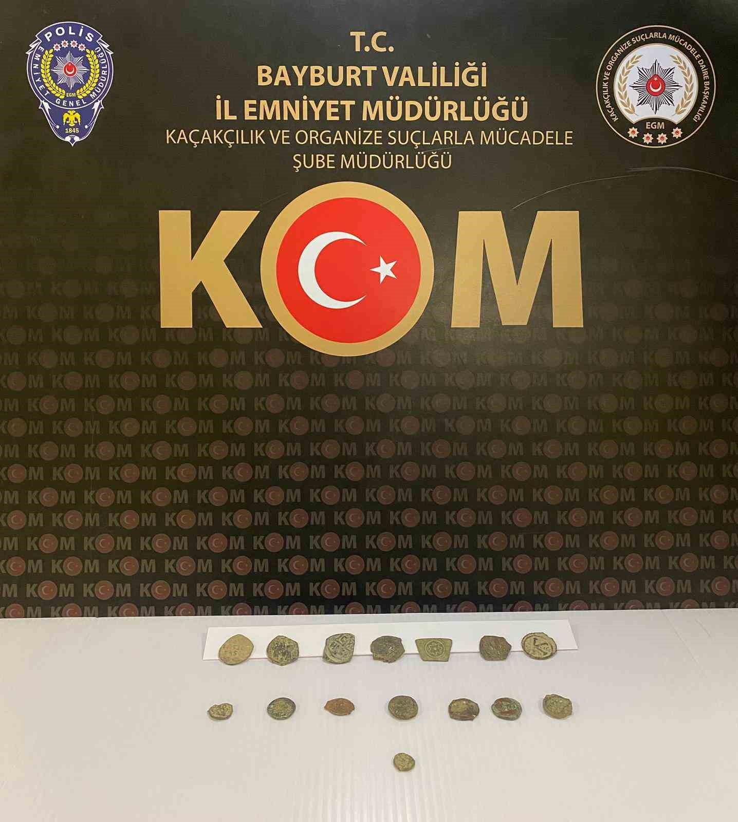 Bayburt’ta Roma dönemine ait 15 adet sikke ve 40 litre kaçak alkol ele geçirildi