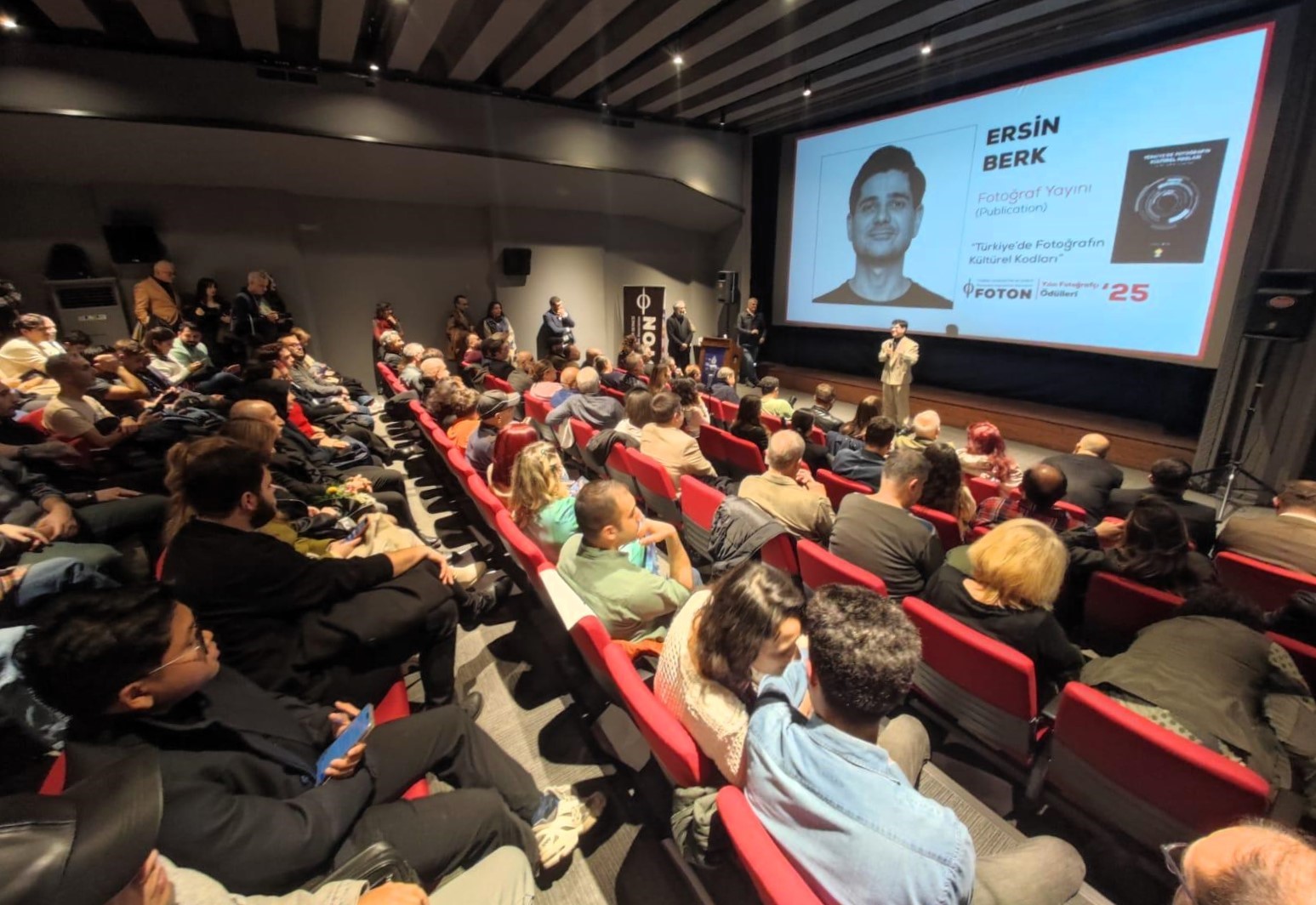 Öğretim görevlisi "Yılın Fotoğraf Yayını" ödülüne layık görüldü
