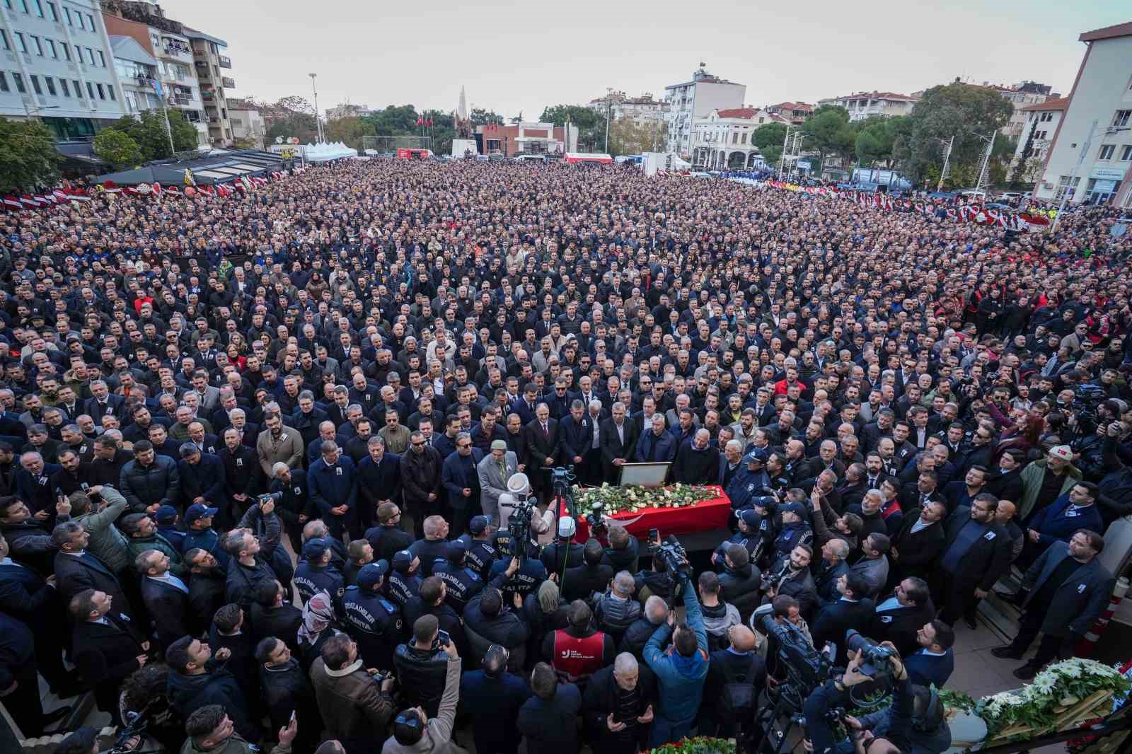 Manisa, ilk kadın başkanına ağladı