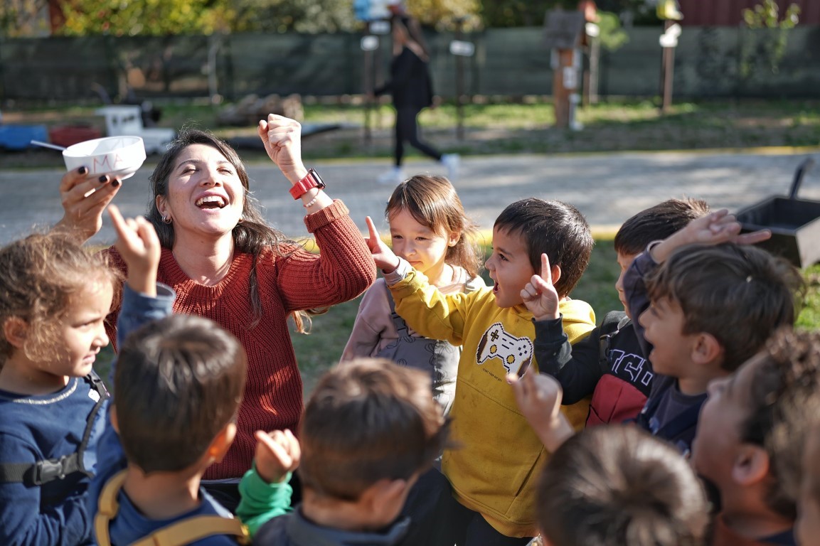 Minik eller tohumları toprakla buluşturdu