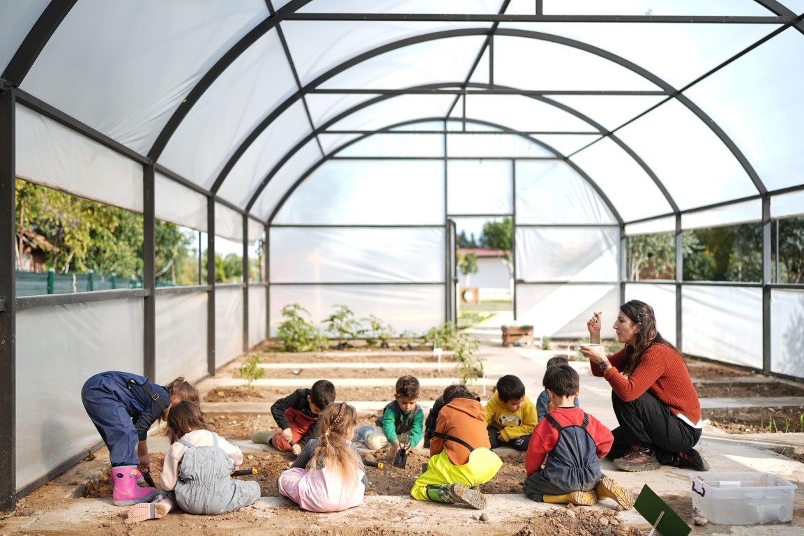 Minik eller tohumları toprakla buluşturdu