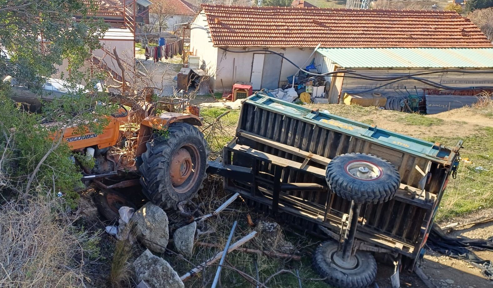 Burdur’da otomobille çarpışan traktör devrildi: 3 yaralı
